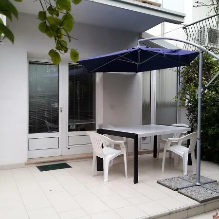 Flora アパート グラード